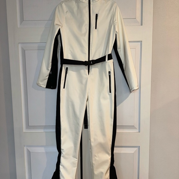 Elegant Women's Black and White Pantsuit - Picture 7 of 9